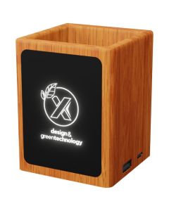 SCX.design O12 Stifthalter aus Holz mit doppeltem USB-Ausgang und Leuchtlogo (holz) mit Logo bedrucken